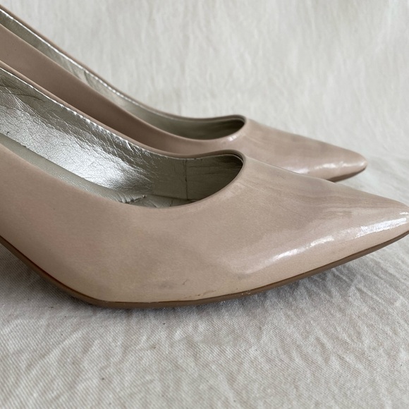 Beige pointed toe kitten heel pumps - Picture 9 of 9